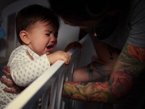 Дитина плаче в ліжечку Дитина плаче в ліжечку