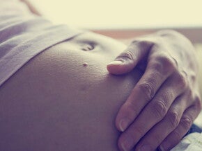 Живіт вагітної жінки крупним планом Живіт вагітної жінки крупним планом