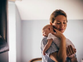 Мама тримає немовля на руках Мама тримає немовля на руках