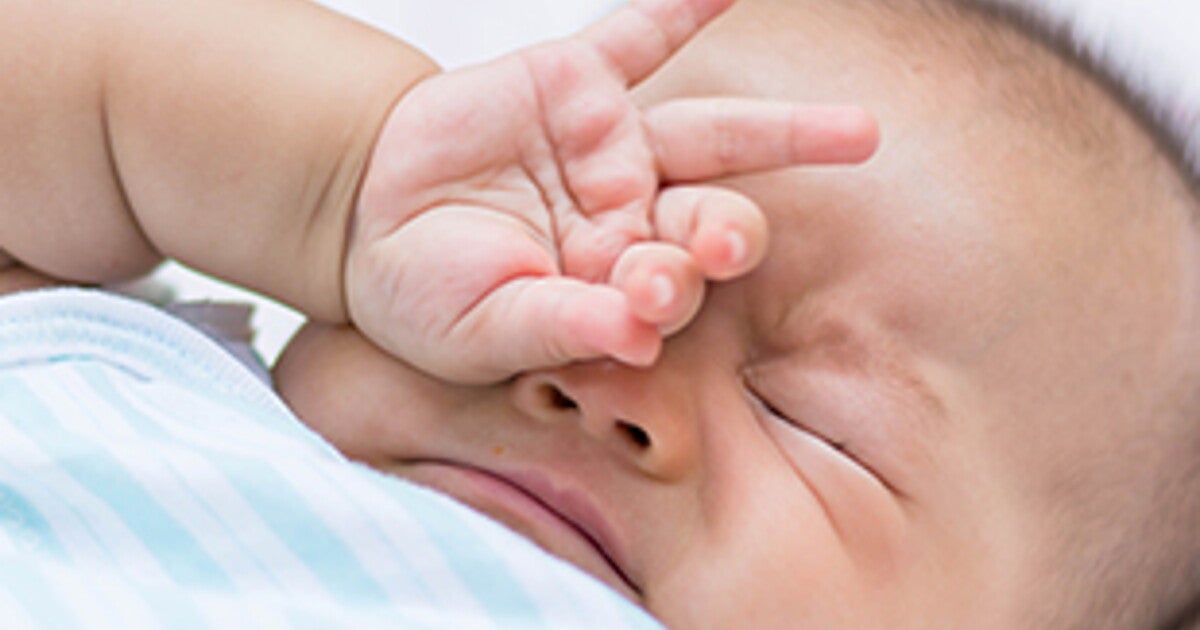 Почему гноится глазик у новорожденного ребенка